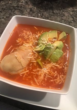 Una foto de Sopa de fideos con piernitas de pollo