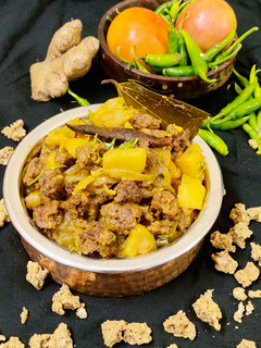 आलू और गोभी की बड़ी की सब्जी (aloo aur gobhi ki badi ki sabzi recipe in Hindi) रेसिपी मुख्य फोटो