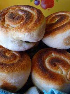 Una foto de Caracolas de pan de ajetes
