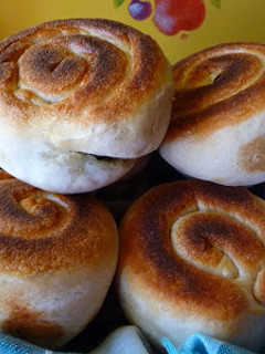 Una foto de Caracolas de pan de ajetes