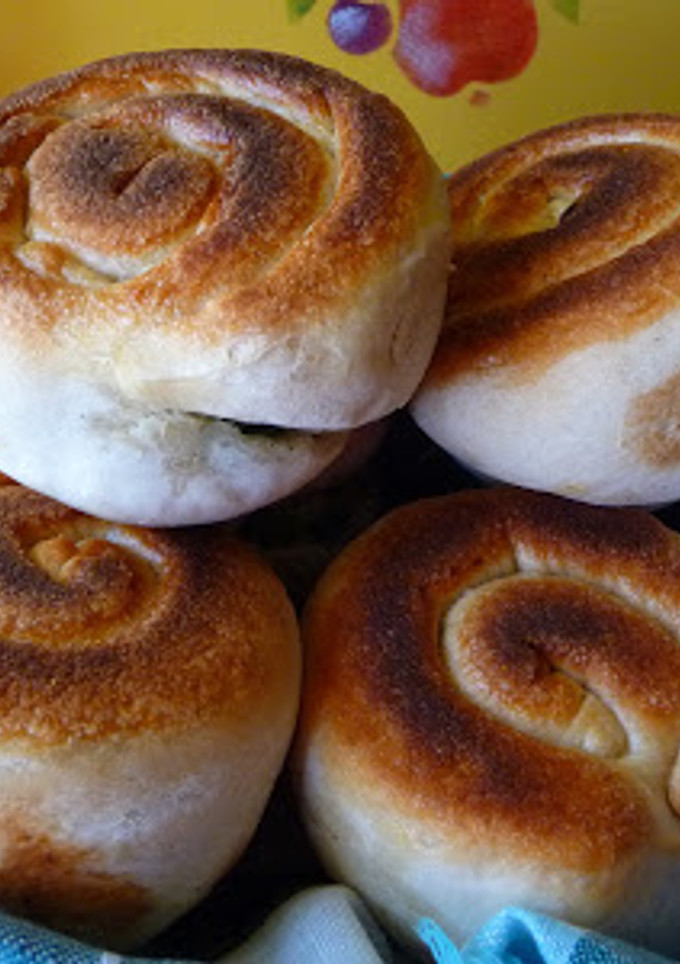 Una foto de Caracolas de pan de ajetes
