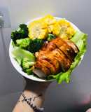 Ức gà nướng kèm rau củ