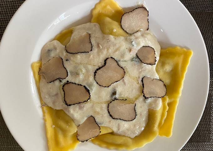 Ravioli with truffles and creamy tuna sauce
