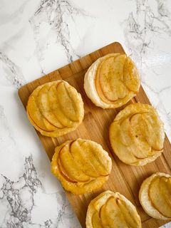 Una foto de Mini tartas de manzana y brie 🍎🍏