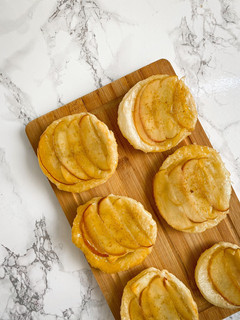 Una foto de Mini tartas de manzana y brie 🍎🍏