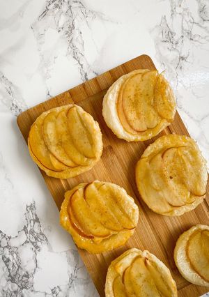 Una foto de Mini tartas de manzana y brie 🍎🍏