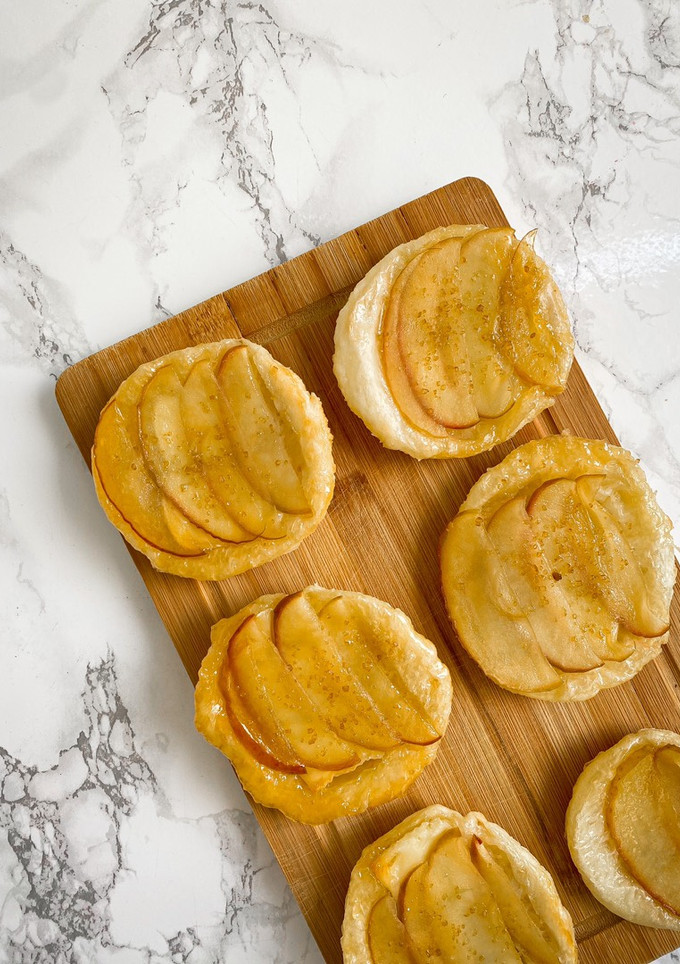 Una foto de Mini tartas de manzana y brie 🍎🍏
