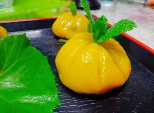 Hình của món Bánh bí đỏ hấp nhân tôm thịt.