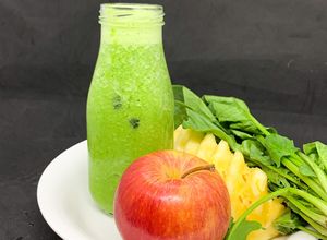 Hình của món Eat clean: Smoothie rau bó xôi, thơm, táo hạt chia (250cal).