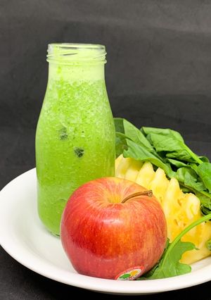 Hình của món Eat clean: Smoothie rau bó xôi, thơm, táo hạt chia (250cal).