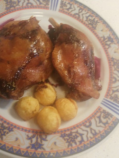 Una foto de Confit de pato con reducción de oporto y patatas confitadas en la grasa del pato