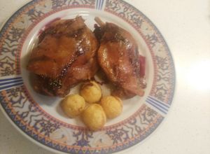 Una foto de Confit de pato con reducción de oporto y patatas confitadas en la grasa del pato