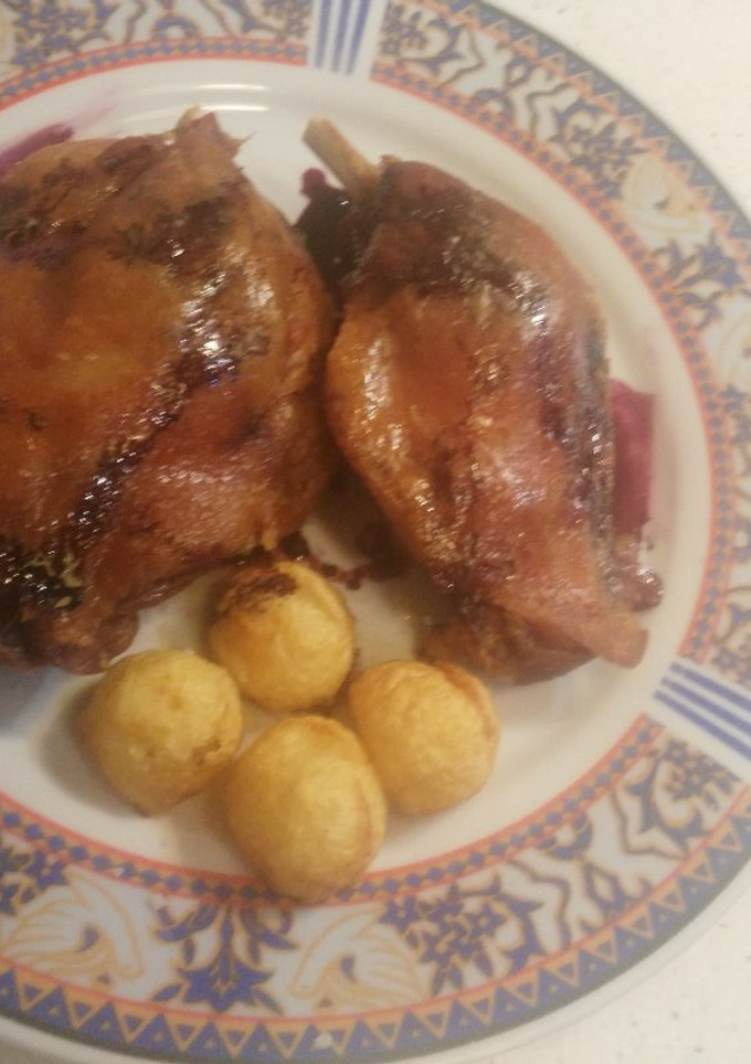 Una foto de Confit de pato con reducción de oporto y patatas confitadas en la grasa del pato