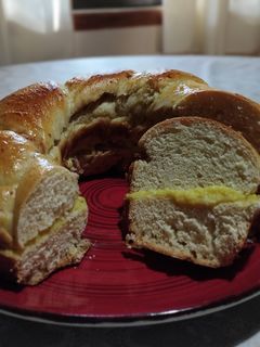Una foto de Rosca de Pascua rellena de crema pastelera