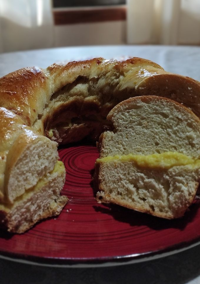 Una foto de Rosca de Pascua rellena de crema pastelera