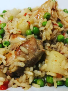 Una foto de Arroz con pollo, nabos y guisantes