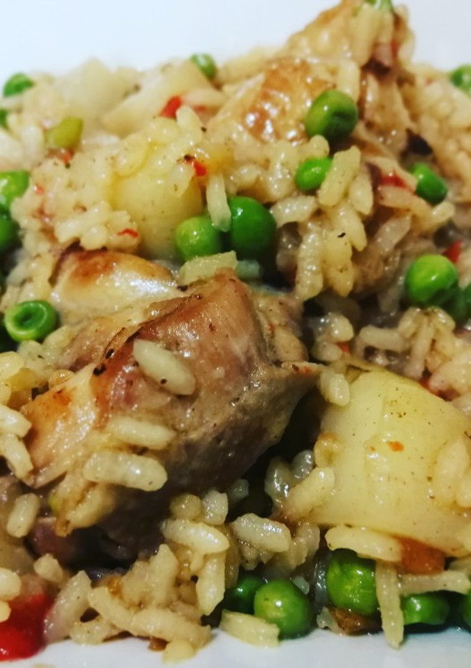 Una foto de Arroz con pollo, nabos y guisantes