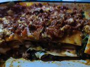 Una foto de lasagna de acelga