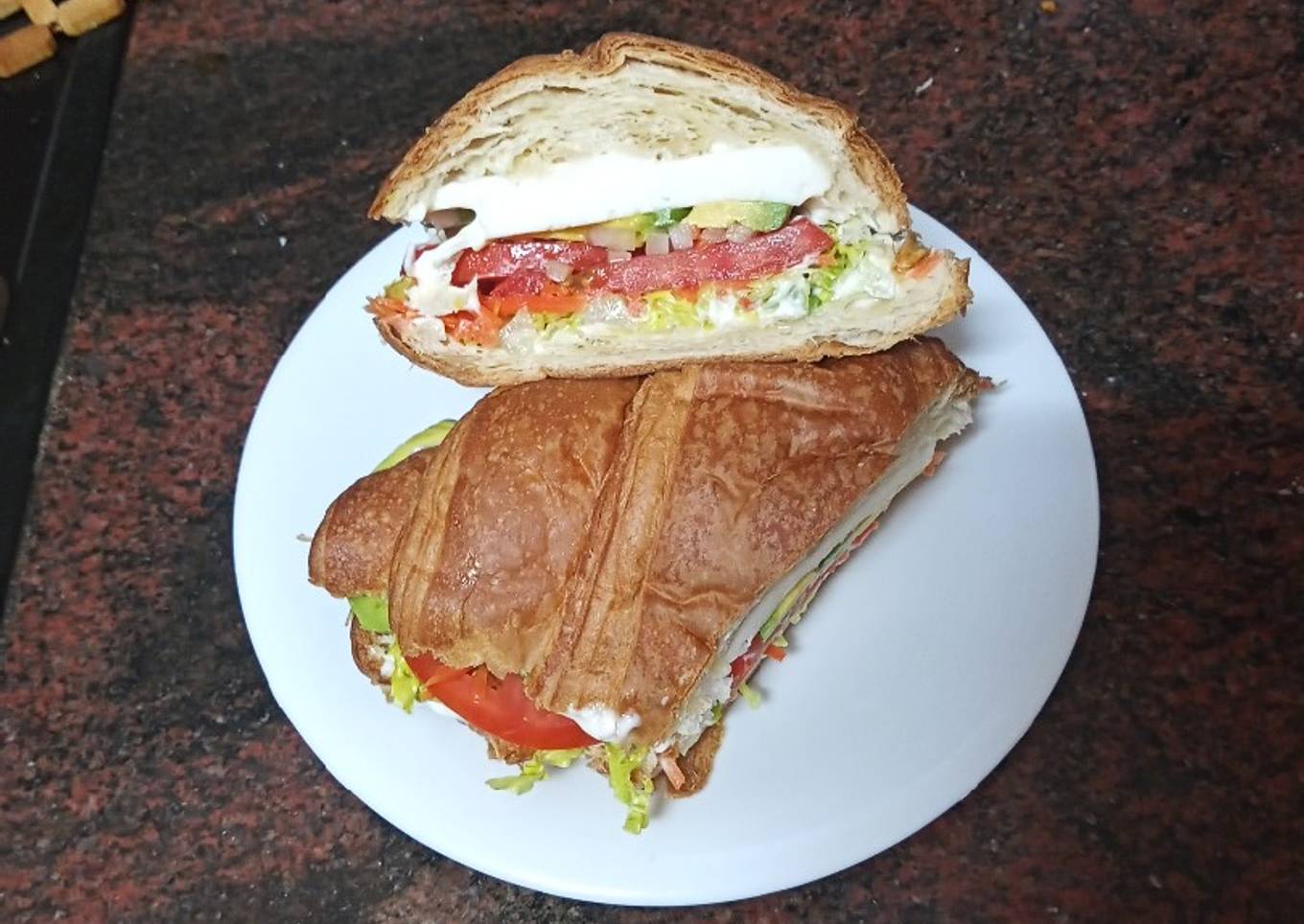Croissant con ensalada y queso majorero