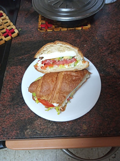Una foto de Croissant con ensalada y queso majorero