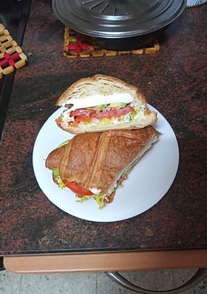 Una foto de Croissant con ensalada y queso majorero