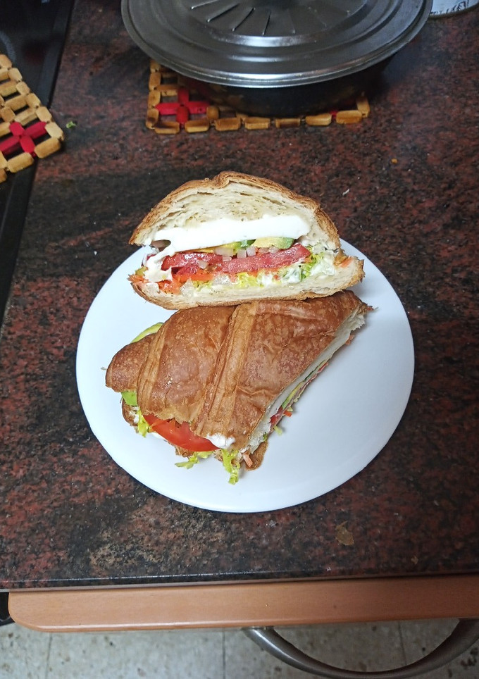 Una foto de Croissant con ensalada y queso majorero