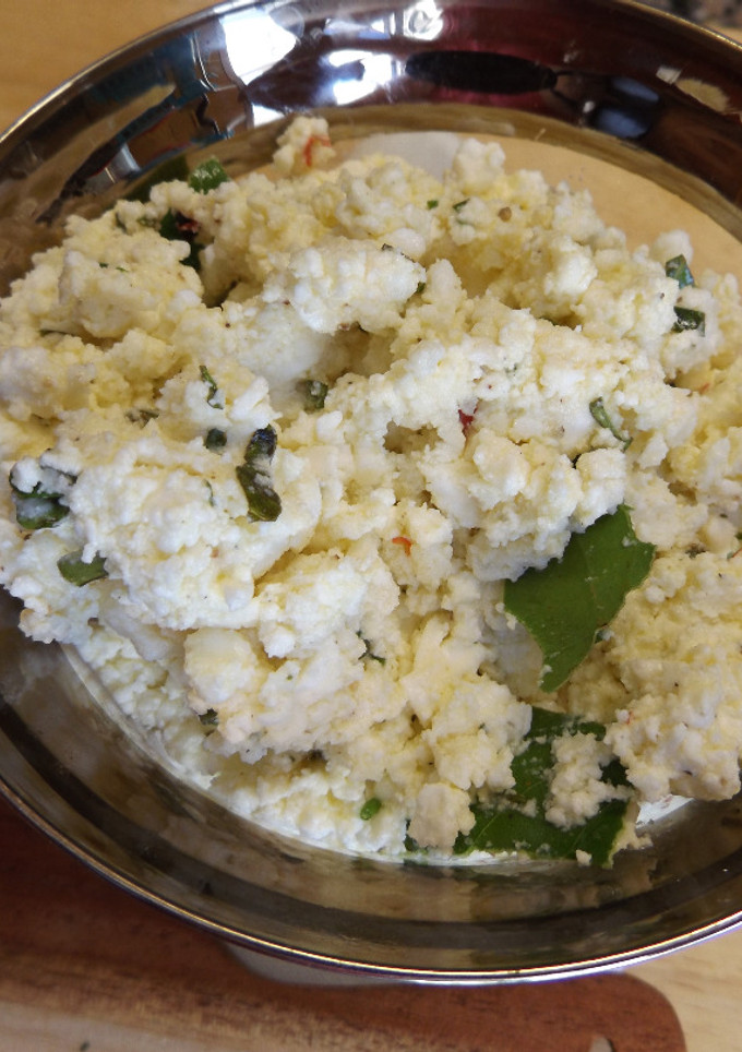 Una foto de Feta con albahaca para aperitivo