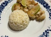 Una foto di riso pollo lime