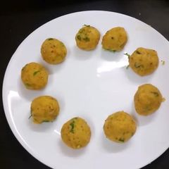 A picture of Potato balls.