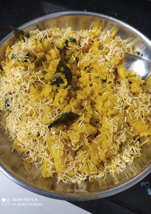 બટાકા પૌવા (Bataka Poha Recipe In Gujarati) રેસીપી મુખ્ય ફોટો