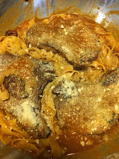 Una foto de Pasta con Chuletas de Cerdo Horneadas