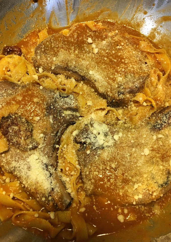 Una foto de Pasta con Chuletas de Cerdo Horneadas