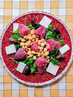 Una foto de Ensalada multicolor 🎨 con altramuces o lupines