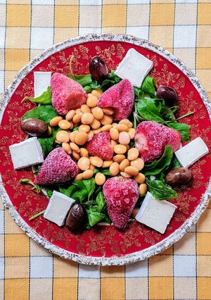 Una foto de Ensalada multicolor 🎨 con altramuces o lupines
