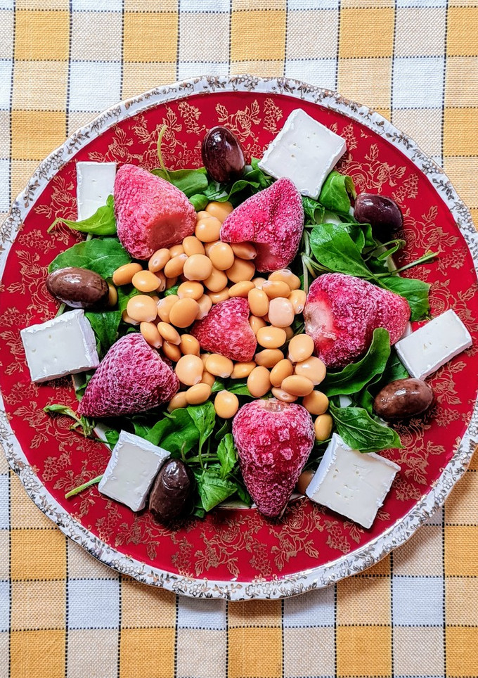 Una foto de Ensalada multicolor 🎨 con altramuces o lupines