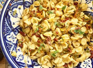 Foto di Orecchiette ai fiori di zucca, pomodori secchi e crema di cacio ricotta