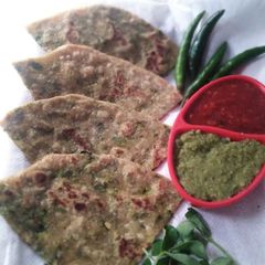 A picture of Stuffed Methi paratha with amla chutney.