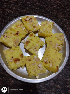 மில்க் பர்பி (Milk burfi recipe in tamil) செய்முறை முக்கிய புகைப்படம்