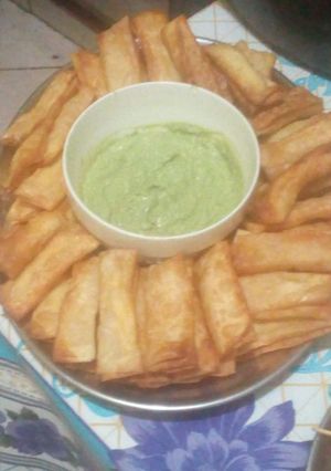 Una foto de Tequeños con queso y guacamole