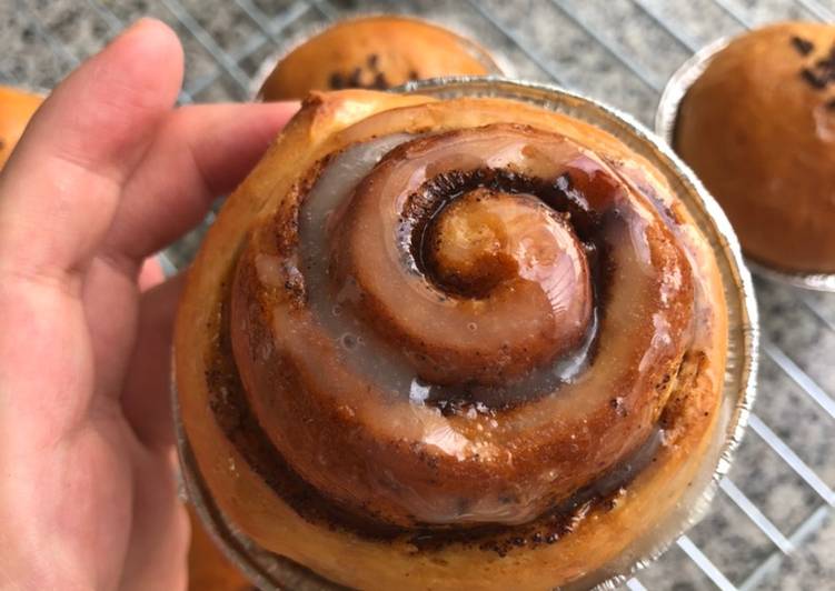 Cinnamon rolls sugar glaze