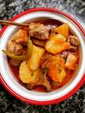 Patatas estofadas con costillas y alcachofas