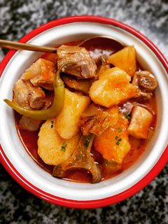 Una foto de Patatas estofadas con costillas y alcachofas
