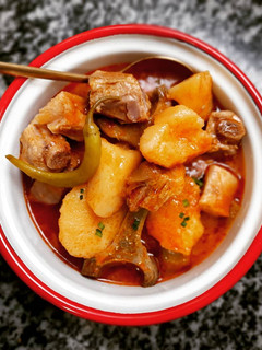Una foto de Patatas estofadas con costillas y alcachofas