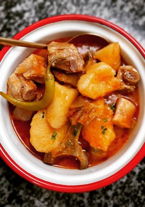 Una foto de Patatas estofadas con costillas y alcachofas