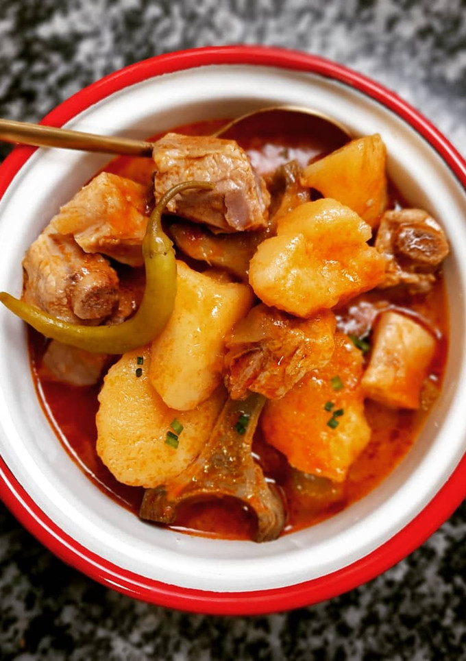 Una foto de Patatas estofadas con costillas y alcachofas