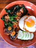 ผัดกระเพรา​หมูสับ​ ไข่​เยี่ยวม้า