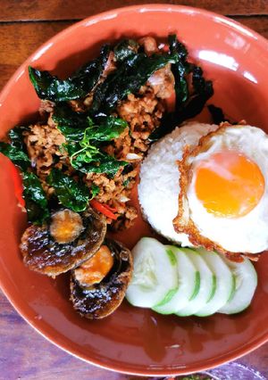 รูปของ ผัดกระเพรา​หมูสับ​ ไข่​เยี่ยวม้า