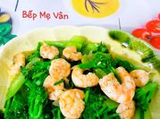 A picture of brocolli prawn