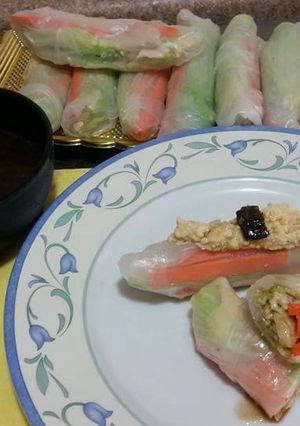 Una foto de Rollos de hoja de arroz con humus