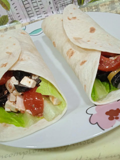 Una foto de Wraps con feta, lechuga y olivas
